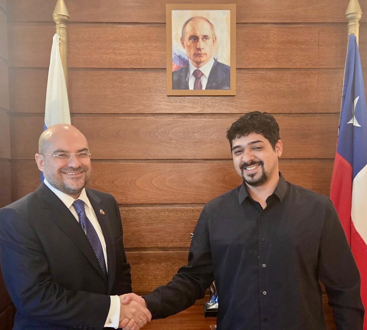 EmbRusChile's tweet photo. Entrevista del Embajador 🇷🇺 Vladimir Belinsky a Radio Nuevo Mundo🇨🇱:

🔹 Rusia y Chile: comercio bilateral
Hay una perspectiva muy grande: en los años pre-pandemia el intercambio superaba USD 1 000 000 000, este potencial ha crecido aún más   

🔹 Guerra mediática y desinformación
La esencia de la guerra mediática que se lleva a cabo durante muchos años contra Rusia en una cita de un filósofo conservador británico: "¿Existe una mejor forma de esconder tus propias intenciones que atribuírselas a tu enemigo?"

🔹 Sanciones contra Rusia y RT
Cualquier presión desde afuera lleva a un efecto contrario adentro: la sociedad se consolida, la economía crece y la pérdida la tiene quien
sanciona. Cualquier censura que se haga a RT es imposible porque una información escondida, una información oculta genera más interés. Hoy día no hay excusa para ser ignorante y el pueblo chileno no es ignorante, es altamente educado, con un alto acceso a la información que está a un click

🔹 Ucrania
Desde el año 2004 se lleva a cabo el "proyecto Ucrania" como parte de  guerra híbrida contra Rusia, convertir a nuestro vecino, un pueblo hermano en un enemigo, con un único fin: instalar la OTAN en nuestras fronteras. Ese proyecto se desmoronó. Hay inercia todavía en Europa, negocios grandes de armamentos que siguen en pie, esperando prolongar cuanto más el conflicto, simplemente para ganar plata

🔹Consecuencias
Aparte de lo económico -desmantelamiento de industrias enteras en Europa- son unas enormes pérdidas de la parte Ucraniana de fuerza viva, de mercenarios incluso de otros países, que sirven de carne de cañón para intereses del occidente

🔹 Mercenarios
Hay que explicarle a la gente a dónde van, cuáles son las consecuencias. No van a luchar por la "democracia", por la "libertad", por los "derechos humanos", sino por los quienes quieren perpetuarse en el poder hegemónico de la tierra, que tiene quinientos años pero ya se acabó, esa es la lucha en la que están entrando estas personas, engañadas en muchos casos

👉 Texto completo de la entrevista
https://t.co/N8bfsoy3CQ