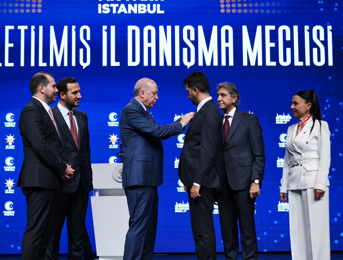 Akparti's tweet photo. Genel Başkanımız ve Cumhurbaşkanımız Sayın Recep Tayyip Erdoğan, partimize katılan Tuzla Belediye Başkanı Eren Ali Bingöl, Çekmeköy Belediye Başkanı Orhan Çerkez ve Şile Belediye Başkan Vekili Sacit Terzi ve meclis üyelerine rozetlerini taktı. https://t.co/EuaMKNo7JE
