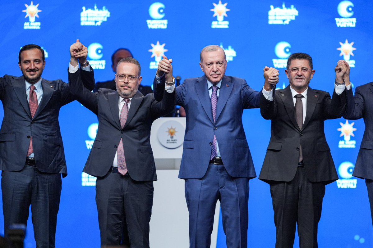 Akparti's tweet photo. Genel Başkanımız ve Cumhurbaşkanımız Sayın Recep Tayyip Erdoğan, partimize katılan Tuzla Belediye Başkanı Eren Ali Bingöl, Çekmeköy Belediye Başkanı Orhan Çerkez ve Şile Belediye Başkan Vekili Sacit Terzi ve meclis üyelerine rozetlerini taktı. https://t.co/EuaMKNo7JE