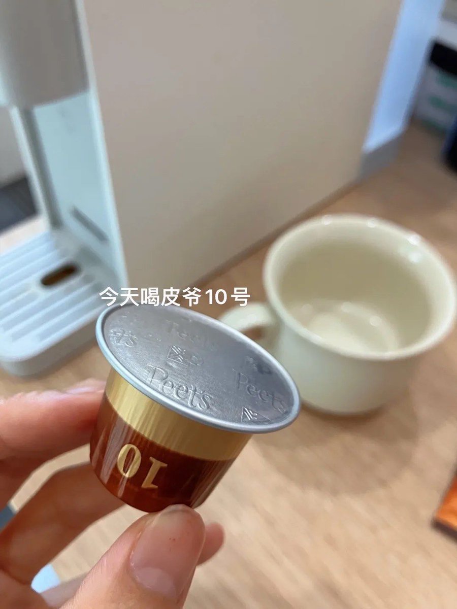 palgosipda13's tweet photo. 周四下午三点半，盯着屏幕鼠标乱点，咖啡都凉透了还没敲一个字，主打一个“进度条随缘加载”。 https://t.co/4yEKOSWHs6