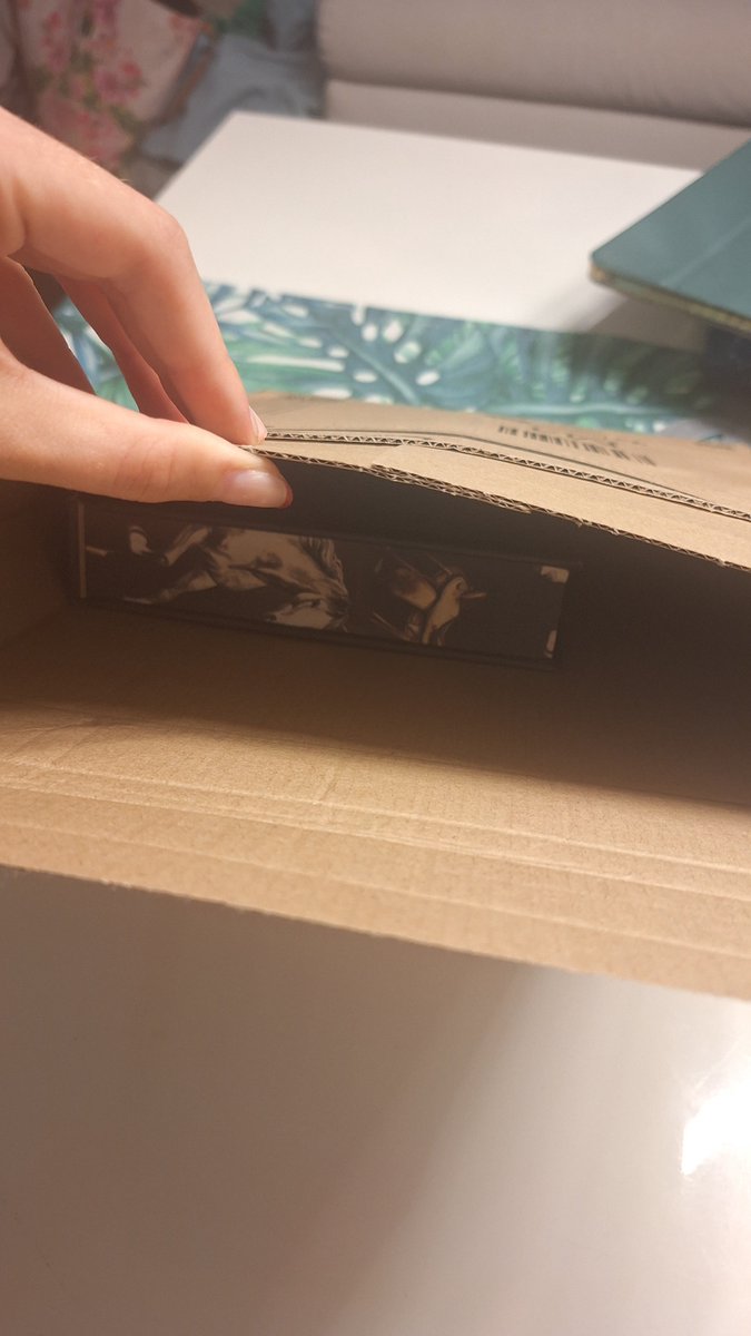 koz19407541's tweet photo. Zamówiłam wydanie kolekcjonerskie książki na @amazon. Jakie było moje zdziwienie jak otworzyłam karton, a książka była poobcierana na rogach. Wydaje mi się, że jak zamawiam książkę to powinna być chociaż jakkolwiek zabezpieczona, a nie po prostu wrzucona do kartonu. https://t.co/TPiWN7RSh5