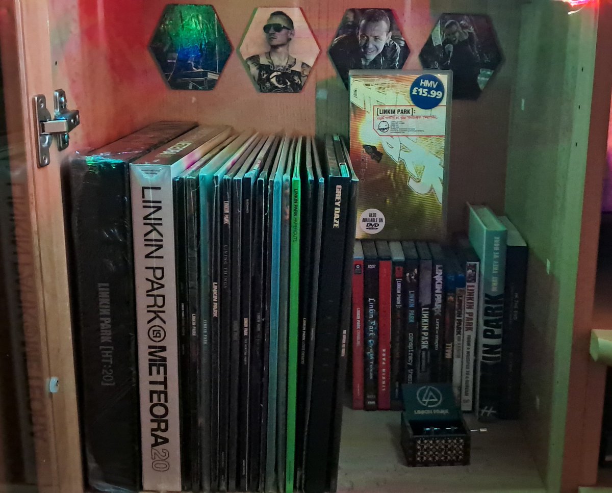 BrokenSoldier91's tweet photo. My display cabinet. The CDs are being rearranged tomorrow, too. ❤️
#linkinpark #makechesterproud #collection #chester #chesterbe https://t.co/cs9K7xdeXT
