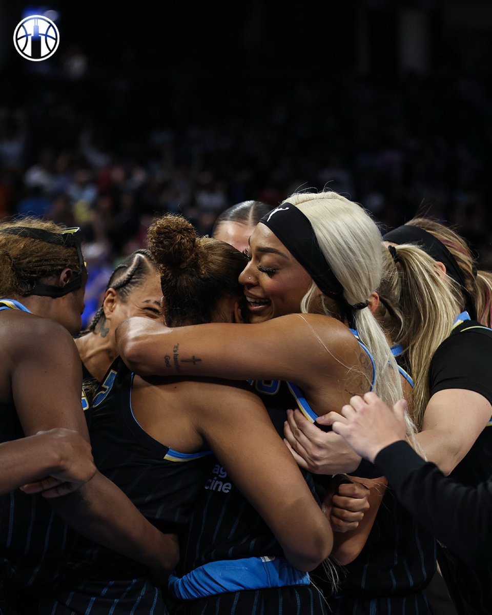 chicagosky's tweet photo. SYDNEY. TAYLOR. 

#skytown https://t.co/42cYisRxUE