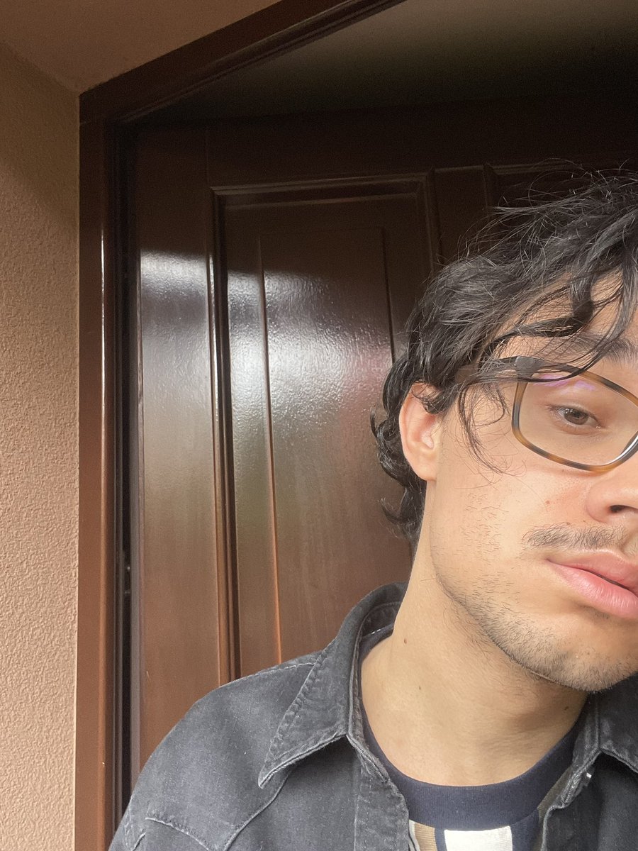 vitekyoo's tweet photo. longer hair does a good job https://t.co/J3eeJKrlK3