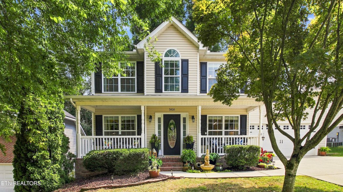 _nrsaunders's tweet photo. From the moment you walk in, it’s clear this isn’t your typical traditional two-story. The thoughtful updates throughout give this home so much personality while still feeling timeless. ✨ The lighting makes every space feel warm, cozy, and elegant. 🌿 https://t.co/Ky7fbI71QN