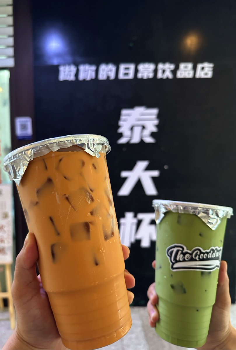 bluelight7535's tweet photo. 刚在楼下便利店帮陌生人捡起了掉在地上的奶茶，他递过来的那句“谢谢啊”，比冰美式还提神～， https://t.co/Qa6BH1RctU