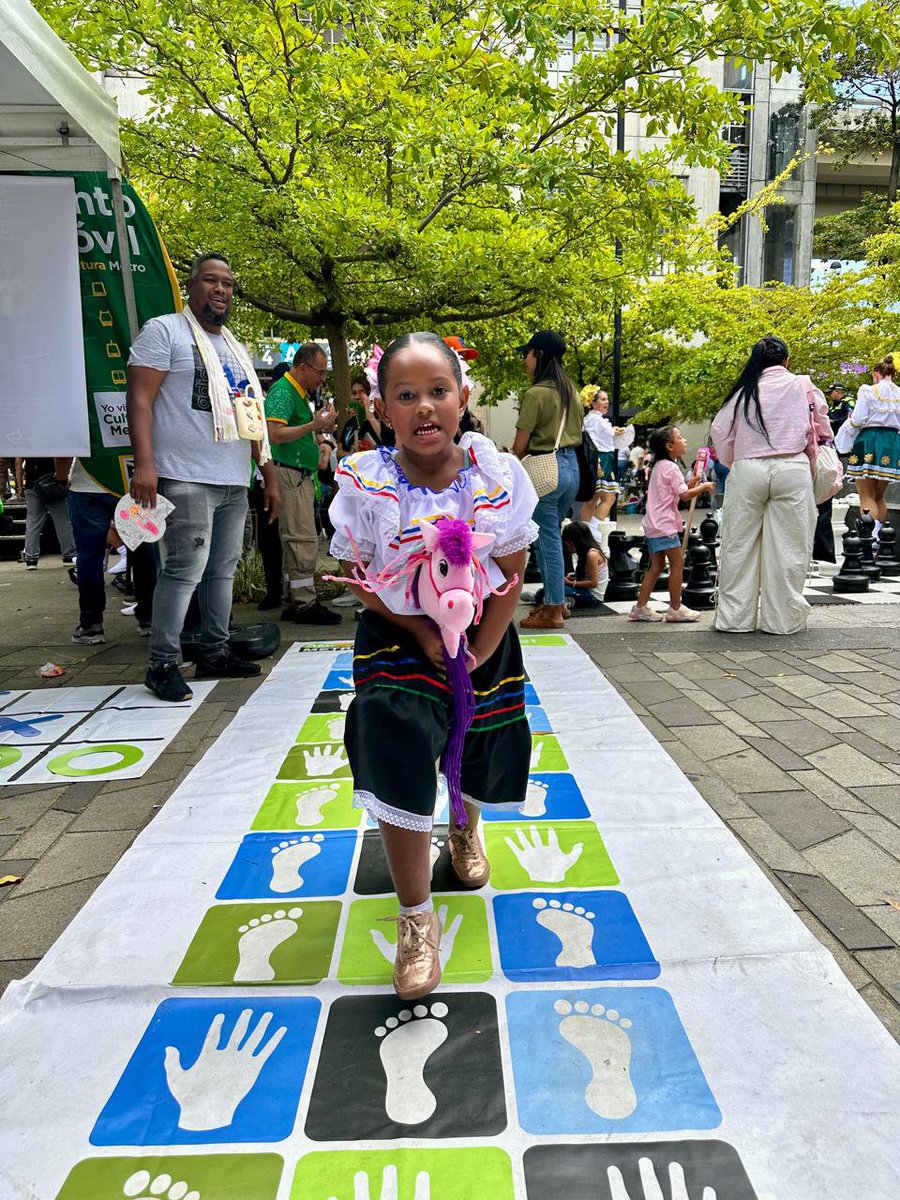 PRESENCIACS's tweet photo. @metrodemedellin ¡Gracias por seguir conectando sonrisas y valores! 💚 Hoy tuvimos la alegría de acompañarlos en la XXVI Cabalgata de Caballitos de Palo, donde nuestros #AmigosMetro aprendieron y vivieron la #CulturaMetro a través del juego, la tradición y la diversión. 🌸🐴🚇 https://t.co/zC0WTg2Fug