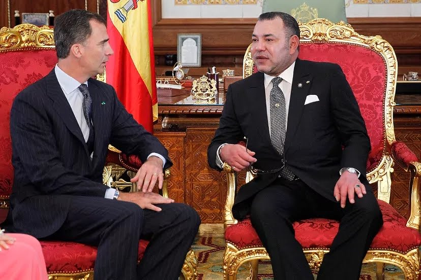 ErnestoEkaizer's tweet photo. APUNTE 2. El rey Felipe VI suele dirigirse formalmente a Mohamed VI rey de Marruecos  su "querido hermano" en las comunicaciones oficiales más solemnes de la Casa Real española. ¿Por qué si está “indignado” con los hechos de Ceuta no menciona la conducta marroquí? https://t.co/V8usom0Jse