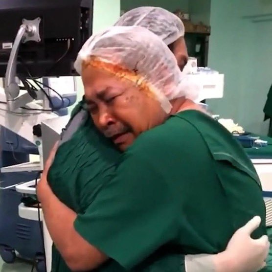 FrenchRapUS's tweet photo. 🚨 INCROYABLE !

Après avoir été aveugle pendant 20 ans, un homme retrouve la vue et pleure sur l’épaule de son médecin qui lui a offert une nouvelle vie ❤️ https://t.co/aFdkoX67m8