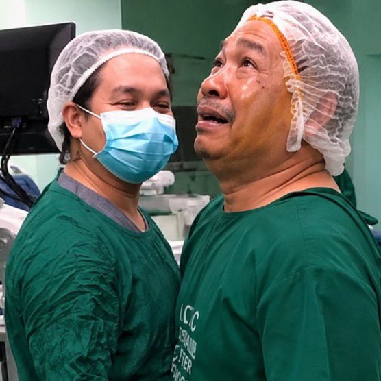 FrenchRapUS's tweet photo. 🚨 INCROYABLE !

Après avoir été aveugle pendant 20 ans, un homme retrouve la vue et pleure sur l’épaule de son médecin qui lui a offert une nouvelle vie ❤️ https://t.co/aFdkoX67m8