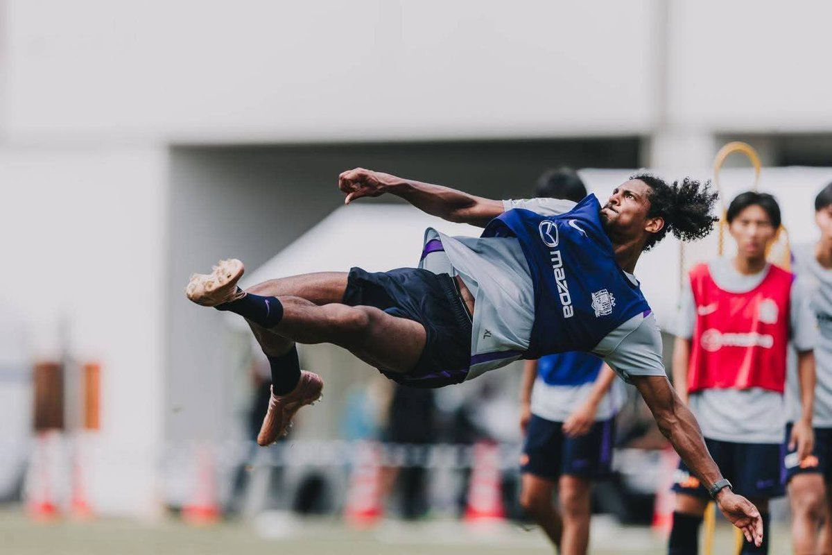 meijibunka's tweet photo. Seb Haller en action avec son nouveau club du Sanfrecce Hiroshima.

Que Kami sama lui épargne de nouvelles blessures. S'il continue sur sa lancée, il rendra de grands services aux Éléphants. 

A nouveau. https://t.co/N4KHz0UFiR