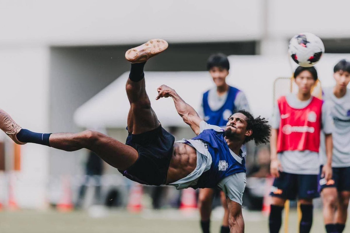 meijibunka's tweet photo. Seb Haller en action avec son nouveau club du Sanfrecce Hiroshima.

Que Kami sama lui épargne de nouvelles blessures. S'il continue sur sa lancée, il rendra de grands services aux Éléphants. 

A nouveau. https://t.co/N4KHz0UFiR