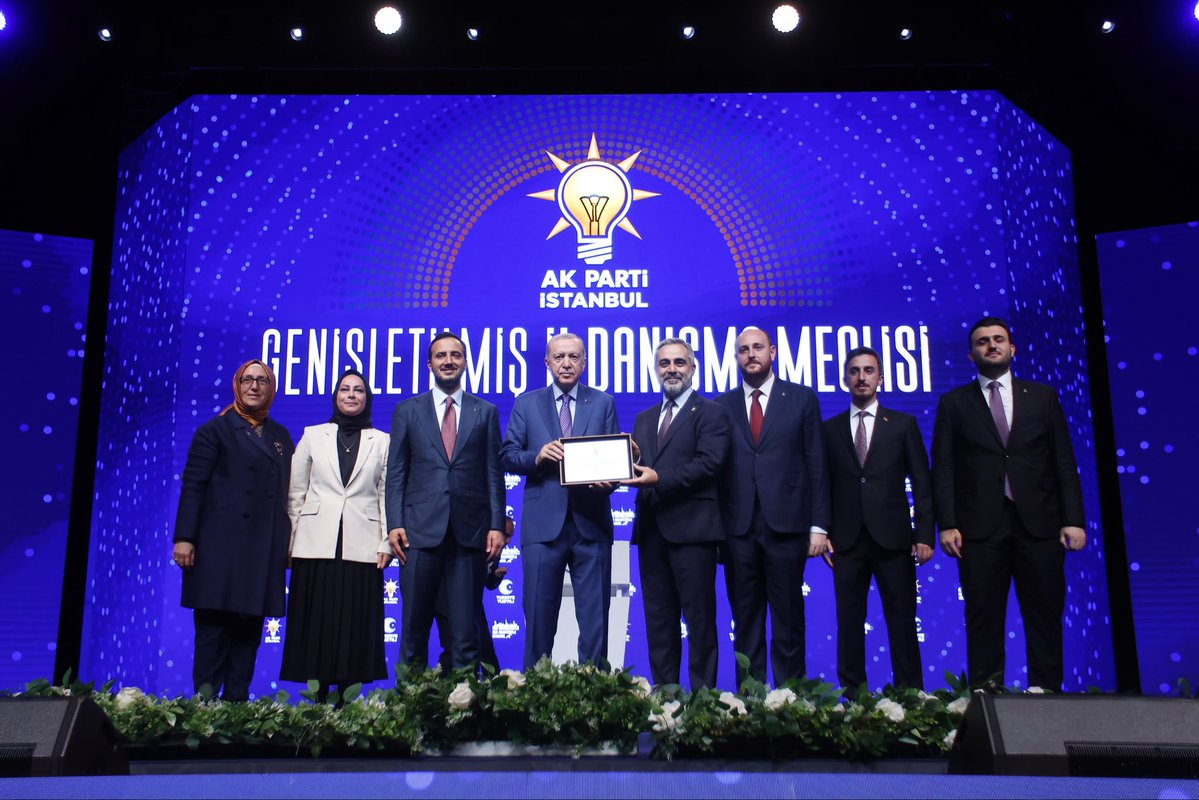 eyupkeles58's tweet photo. ERDOĞAN: AK PARTİ TÜRKİYE KİTABIDIR, DEVRİMCİDİR
''AK Parti bir Türkiye kitabıdır. 
Bilinmesini isterim ki AK Parti'nin cümle kapısı millete sevdalı olan, millete hizmet aşkıyla yanan herkese sonuna kadar açıktır.'' İl danışma meclisimiz hayırlı olsun.@asimozaltun @EsraSelvan1 @AkgucGul56023 @saban__yildirim @atasehirakparti @burakcifci34 @akpartiistanbul @GiyaseddinGergn @abdullahozdemir