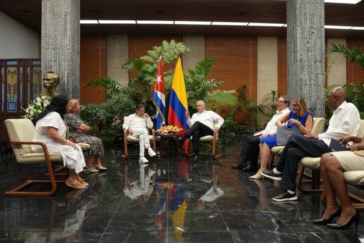 petrogustavo's tweet photo. Hay 15.000 niños y niñas que necesitan operaciones y medicinas y no se pueden hacer por el bloqueo a Cuba.

Desde la Habana he demandado solidaridad de la humanidad a Cuba.

He solicitado como Presidente de Colombia al gobierno de los EEUU que, como decía su principio escrito en latín en su bandera originaria de las que colonias vueltas repúblicas libres y unidas, se respete la diversidad de los pueblos.

El mundo necesita de un diálogo de civilizaciones que con trato respetuoso busque la solución consensuada a los principales problemas de la humanidad 

En América debe existir un diálogo de sus civilizaciones en igualdad. Latinoamérica y el Caribe es una civilización en construcción que data de 30.000 años en América. 

Puede el gobierno de los EEUU encontrar el Pacto necesario para solucionar los problemas comunes de las Américas sin necesidad de amenazas, bloqueos y misiles .