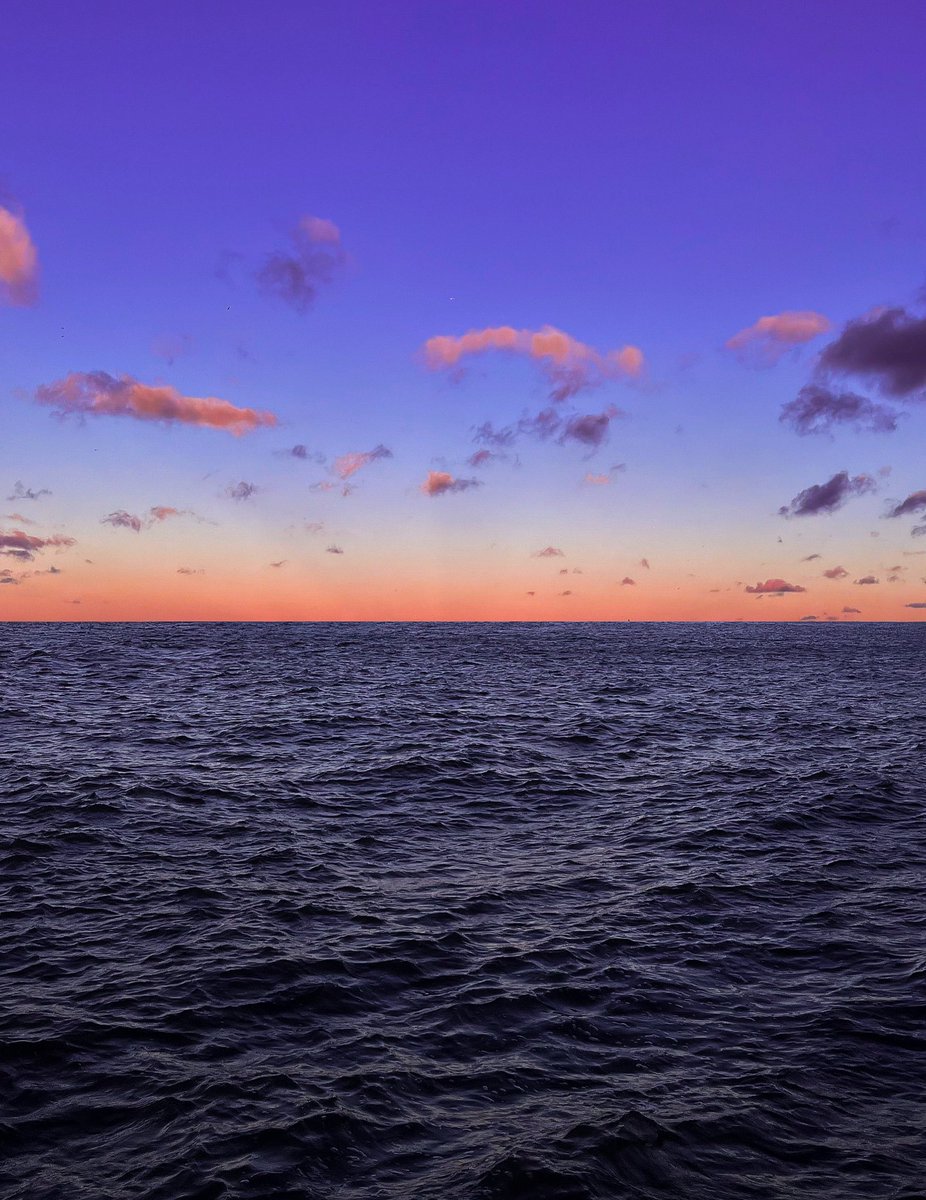 vk_soma's tweet photo. Where the sky meets the sea https://t.co/VfWtItM7NK
