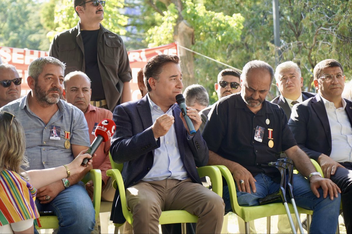 avidrissahin's tweet photo. DEVA Partisi Genel Başkanımız Sayın Ali Babacan ile birlikte, yirmi gündür Güvenpark’ta eşit özlük hakları için nöbet tutan er şehit ailelerimizi ve gazilerimizi ziyaret ettik.

Bu mücadele, ne bir ayrıcalık ne de imtiyaz talebidir. Vatan uğruna aynı bedeli ödeyenler arasında yıllardır sürdürülen haksızlığın giderilmesi çağrısıdır. Ne yazık ki bu hak arayışı sürerken er gazimiz Erdal Özdemir’i kaybettik. Kendisine Allah’tan rahmet, ailesine ve silah arkadaşlarına sabır diliyorum. 🇹🇷