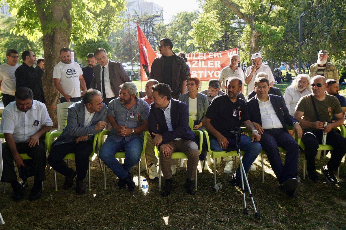 avidrissahin's tweet photo. DEVA Partisi Genel Başkanımız Sayın Ali Babacan ile birlikte, yirmi gündür Güvenpark’ta eşit özlük hakları için nöbet tutan er şehit ailelerimizi ve gazilerimizi ziyaret ettik.

Bu mücadele, ne bir ayrıcalık ne de imtiyaz talebidir. Vatan uğruna aynı bedeli ödeyenler arasında yıllardır sürdürülen haksızlığın giderilmesi çağrısıdır. Ne yazık ki bu hak arayışı sürerken er gazimiz Erdal Özdemir’i kaybettik. Kendisine Allah’tan rahmet, ailesine ve silah arkadaşlarına sabır diliyorum. 🇹🇷