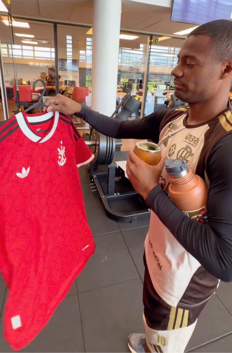 crflpereira's tweet photo. de la cruz gostou muito da camisa nova, empolgante a animação dele em estar no flamengo https://t.co/od2NOc3Itz
