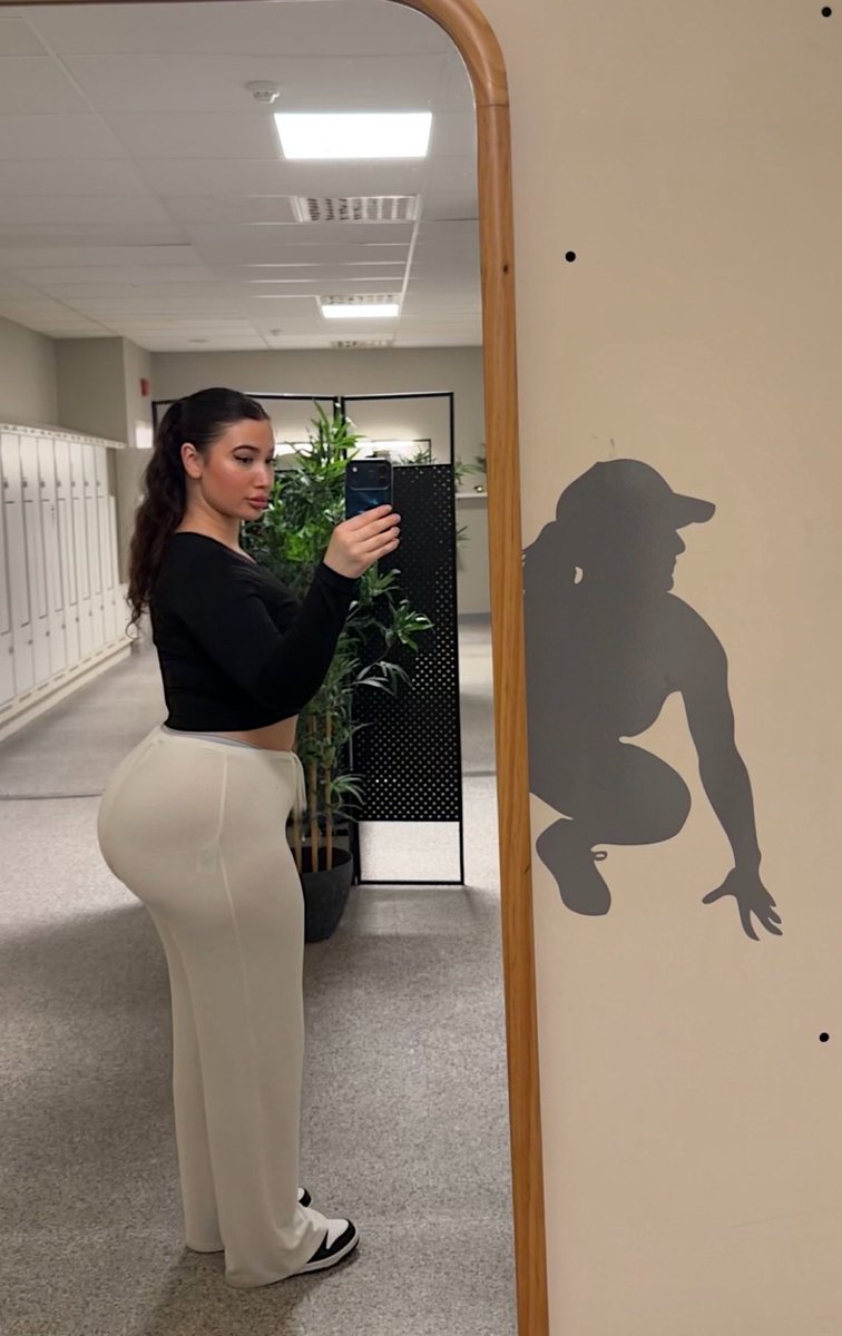 ArbelindaKr's tweet photo. @athenakamii This is exactly why my glutes exist😭 https://t.co/FDm8ViwiTD