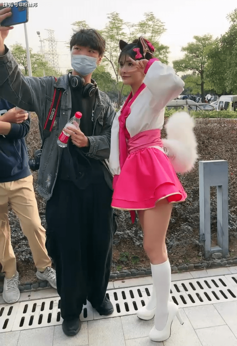 wilykingthom's tweet photo. Just had the best day ever at the comic con! Met my favorite cosplayers, grabbed exclusive merch, and left with so many amazing memories , https://t.co/OWUJejSobl