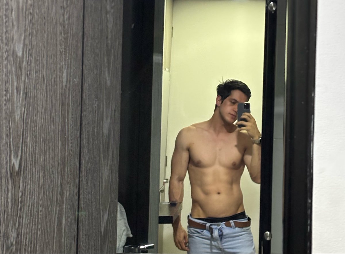 PabloMoreno151's tweet photo. Qué opinan de mi outfit? https://t.co/84hPOTaNQW