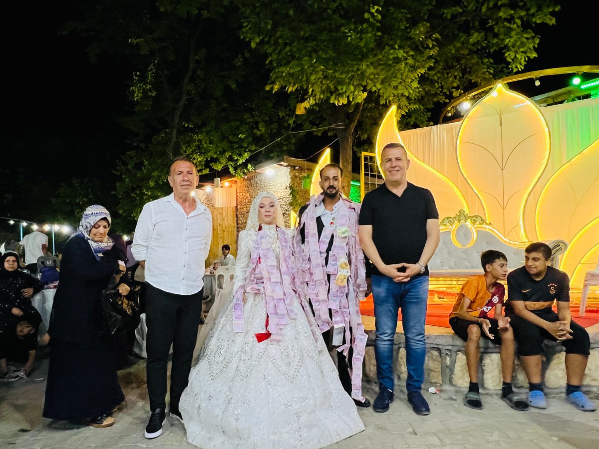 enginugurh's tweet photo. Seydin Mahallemizden, AYAZ ailesi ile Mardin ilimiz Alımlı Mahallesinden ÇELİK ailesinin düzenlediği düğün törenine katılarak, genç çiftimizin mutluluğuna ortak oldum.
Yeni yuvalarını kuran kardeşlerim Burak ve Merve’ye bir ömür boyu mutluluklar diliyor, AYAZ ve ÇELİK ailelerini tebrik ediyorum. 

Hayırlı ve huzurlu bir birliktelikleri olsun. 🤵👰❤️
