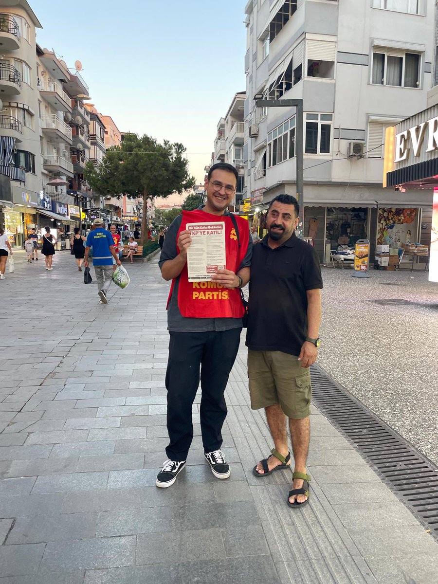KoopBuca's tweet photo. Bugün Buca Forbes caddesinde TKP'ye Katıl bildirilerimizi ulaştırdık.

Ülkemizi hak ettiği geleceğe birlikte taşıyalım.

@IzmirTkp #izmir #buca #tkp https://t.co/LlwBvyuRQT