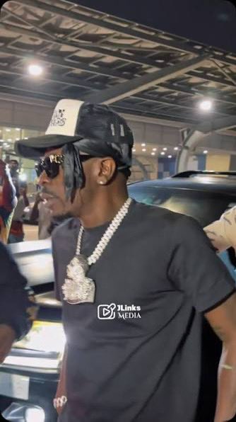 withAlvin__'s tweet photo. Just In 🚨: “There was an accident, a stampede. A lot of people got hurt. For public safety it had to be shut down.” 

Uk Police explains why Shatta Fest Uk has to be shutdown. Too many people. The organizers should have anticipated tho. Shatta Movement is too big for this space. https://t.co/BGhUk8XAcD