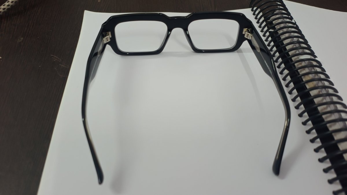 unfilteredcapi's tweet photo. @Lenskart_com @LenskartSupport  I received a defective frame with severe alignment issues. When kept on a flat surface, one side arm touches the table while the other stays lifted in the air. Order ID 1346638689 why a reputed brand like you doing this type of manufacturing defect https://t.co/KhugU7FyXc