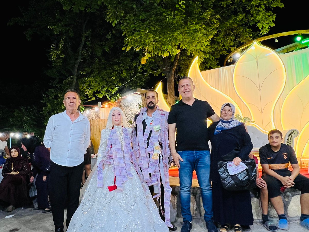 enginugurh's tweet photo. Seydin Mahallemizden, AYAZ ailesi ile Mardin ilimiz Alımlı Mahallesinden ÇELİK ailesinin düzenlediği düğün törenine katılarak, genç çiftimizin mutluluğuna ortak oldum.
Yeni yuvalarını kuran kardeşlerim Burak ve Merve’ye bir ömür boyu mutluluklar diliyor, AYAZ ve ÇELİK ailelerini tebrik ediyorum. 

Hayırlı ve huzurlu bir birliktelikleri olsun. 🤵👰❤️