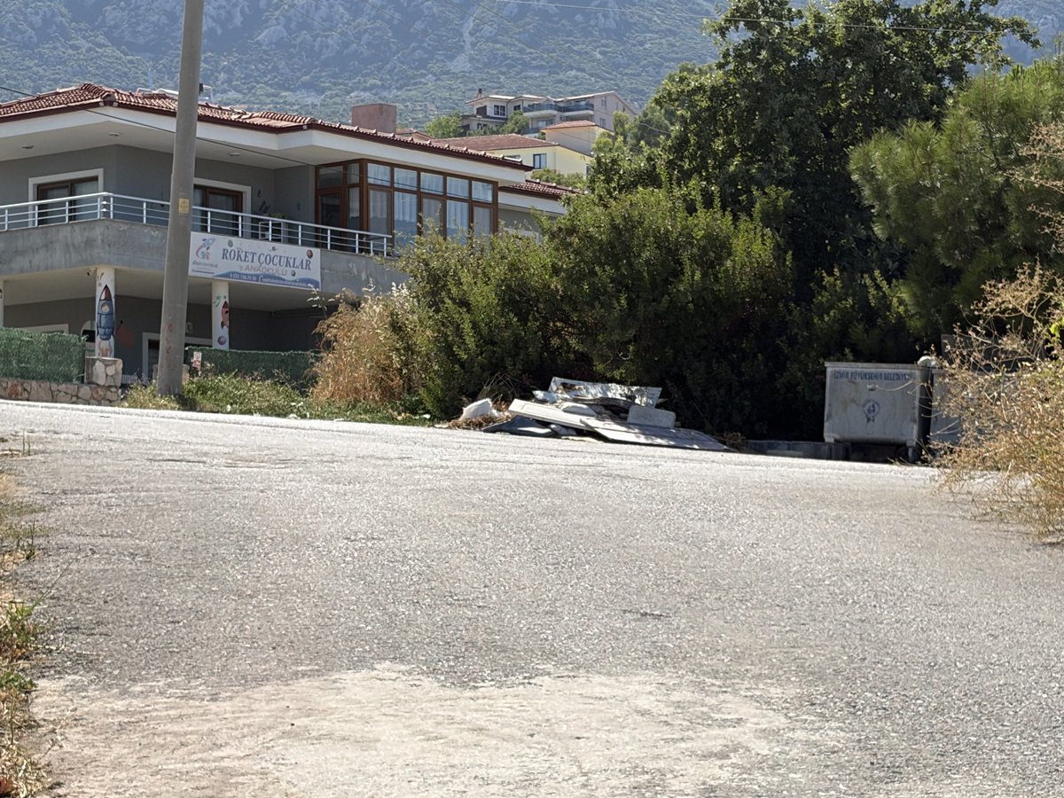 aguran's tweet photo. @karaburunbld1 Karaburun 2256 sokak başı, roket ana okulu karşısındaki yığıntı. Ne zaman temizlenir @izmirhim https://t.co/w7ilA0O68t