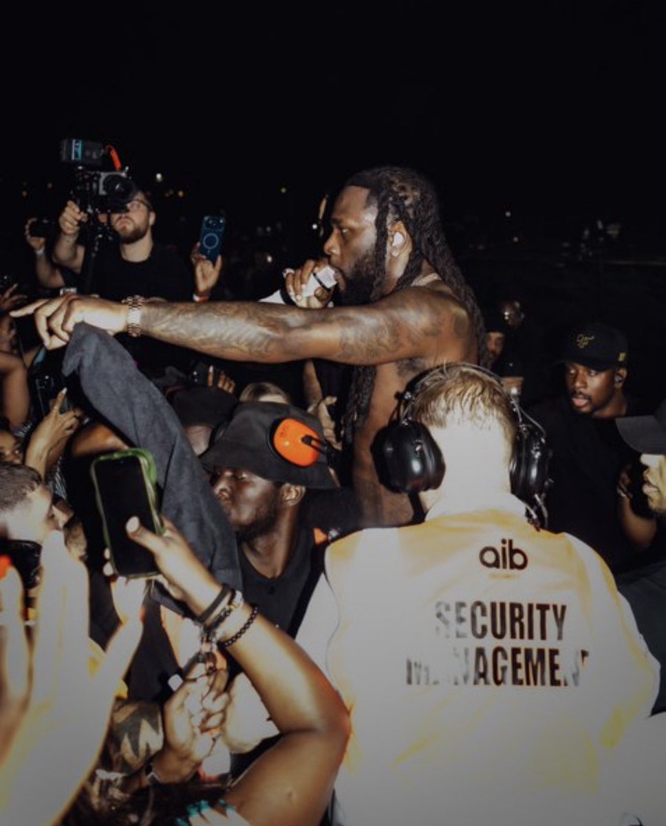 REALYANG7G's tweet photo. “I don't want to see no fighting at a Burna Boy show that's rule number (1) if anyone fights everyone fucks them up i will let you slide because i never warned you guys before but if the next person fights, the whole crowd is gonna fuck up” Burna Boy says 😂 https://t.co/jxR0rM8Kxc