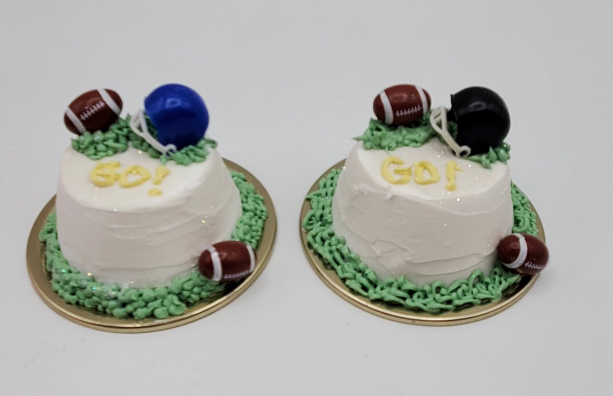 ChefGinas's tweet photo. Elevate your doll displays with our artisan 1:4th scale miniature football party cakes. Perfect for detailed miniature collectors. Link in bio. 🏈 #ChefGinas #MiniatureFood #DollCollecting #DollAccessories #Miniatures https://t.co/AdHxziiXEG
