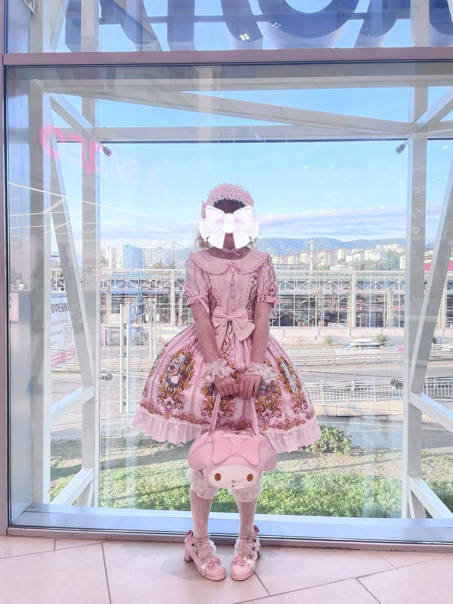 HokiOwO's tweet photo. 新しいとても可愛いドレスを着て歩きました🐰💕
#ロリータ #Lolita https://t.co/fv64bV8dgO