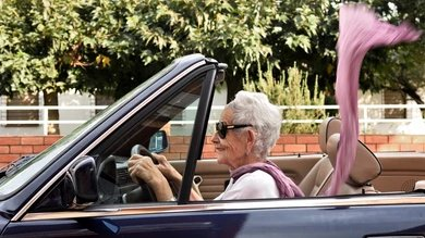 LunaGitana0333's tweet photo. Más sabe el diablo por viejo que por sabio: 
 Un oficial le hace la seña a una anciana para que se estacione por conducir a exceso de velocidad... 

- Señora...
 -¿Hay algún problema... oficial? 
 - Señora, usted iba a exceso de velocidad. 
 - Ohh, ya veo... Oficial 

-¿Puedo ver su licencia de conducir por favor? 
- Se la mostraría, pero es que no tengo ninguna
 - ¿No la tiene? Señora?
 - Me la retiraron hace 4 años por ir conduciendo ebria

 - Ok... puedo ver los papeles del vehículo por favor. 
 - Me temo que no puedo. 

- ¿Por qué no? Señora?
 - Es que robé este auto. 
 - ¿Lo robó? 
- Si, y tengo a su dueño en el maletero. 

 El oficial mira a la anciana, lentamente se aleja del auto y pide refuerzos. 
 En 5 minutos están 4 patrullas más rodeando el auto. 

El Capitán llega al lugar y se acerca detenidamente al auto con la mano lista para desenfundar su pistola en cualquier momento. 

- Señora, puede salir del vehículo por favor!  
 La mujer accede normalmente y sale. 

- ¿Hay algún problema oficial? 
 - Uno de mis oficiales me dijo que usted ha robado este auto y tiene a su dueño en el maletero. 
- ¿Puede por favor abrir el maletero? 

La anciana abre el maletero, que está completamente vacío
- ¿Es este su auto, señora? 
- Sí, aquí está la tarjeta de propiedad. 

El Capitán está asombrado. 
- Uno de mis oficiales dice que usted no cuenta con licencia de conducir. 

La mujer saca de su bolso la licencia y se la entrega. 
 El capitán examina la licencia (en regla por supuesto) y queda confundido. 

- Gracias Señora, uno de mis oficiales me dijo que no tenía licencia, robó este auto y que tenía secuestrado contra su voluntad a su dueño. 

- Apuesto a que el mentiroso le dijo también que iba a exceso de velocidad, dijo la anciana.
 Moraleja: 
 Las mujeres, mientras más viejas, más inteligentes y astutas.