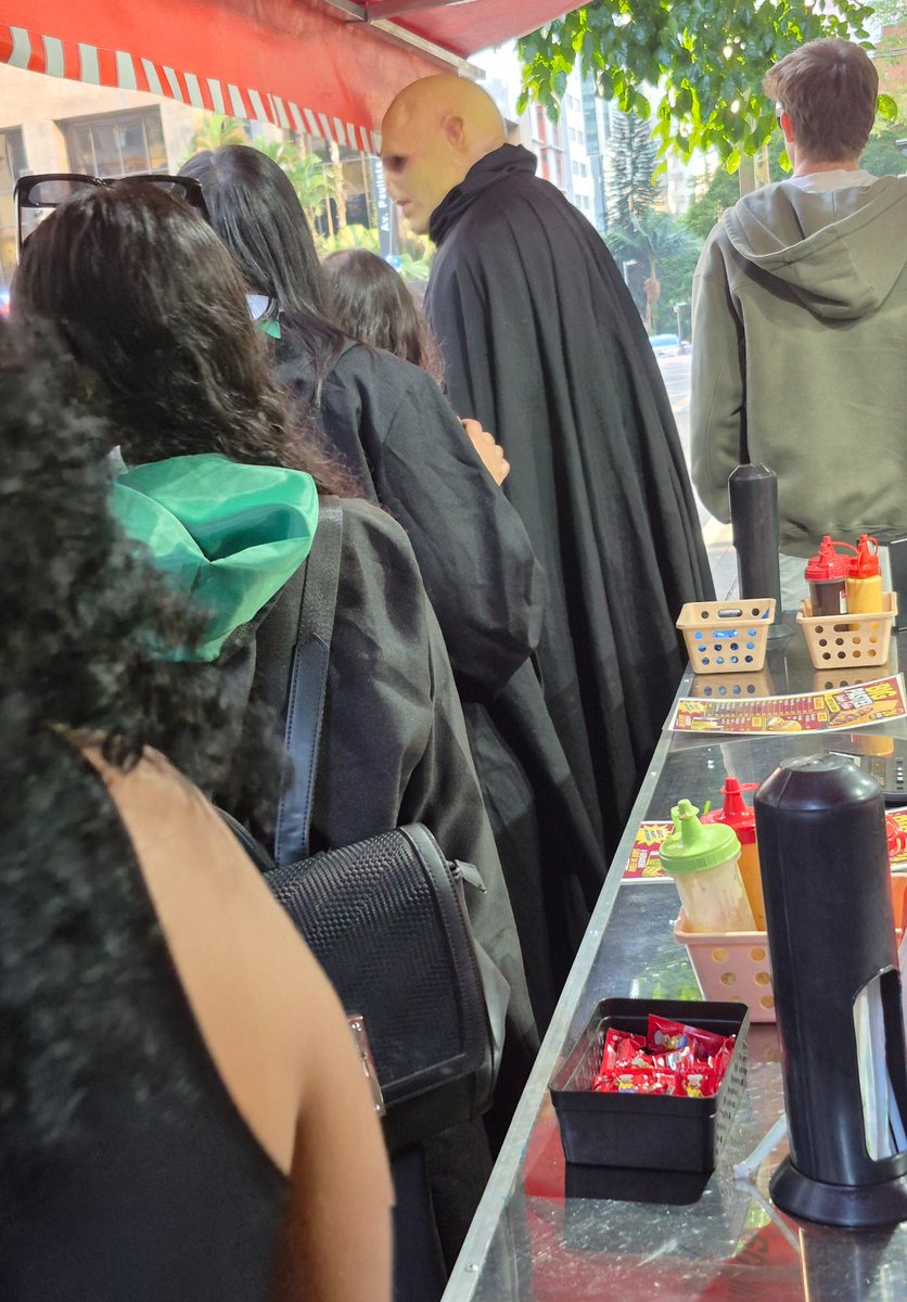 digressao's tweet photo. Não tá fácil pra ninguém: simplesmente Voldemort na fila pra comer pastel e tomar caldo de cana. Seriam seus poderes capazes de evitar uma intoxicação alimentar? #HarryPotterAndThePhilosophersStone25thAnniversary #HarryPotter https://t.co/BJ37rqdFNK