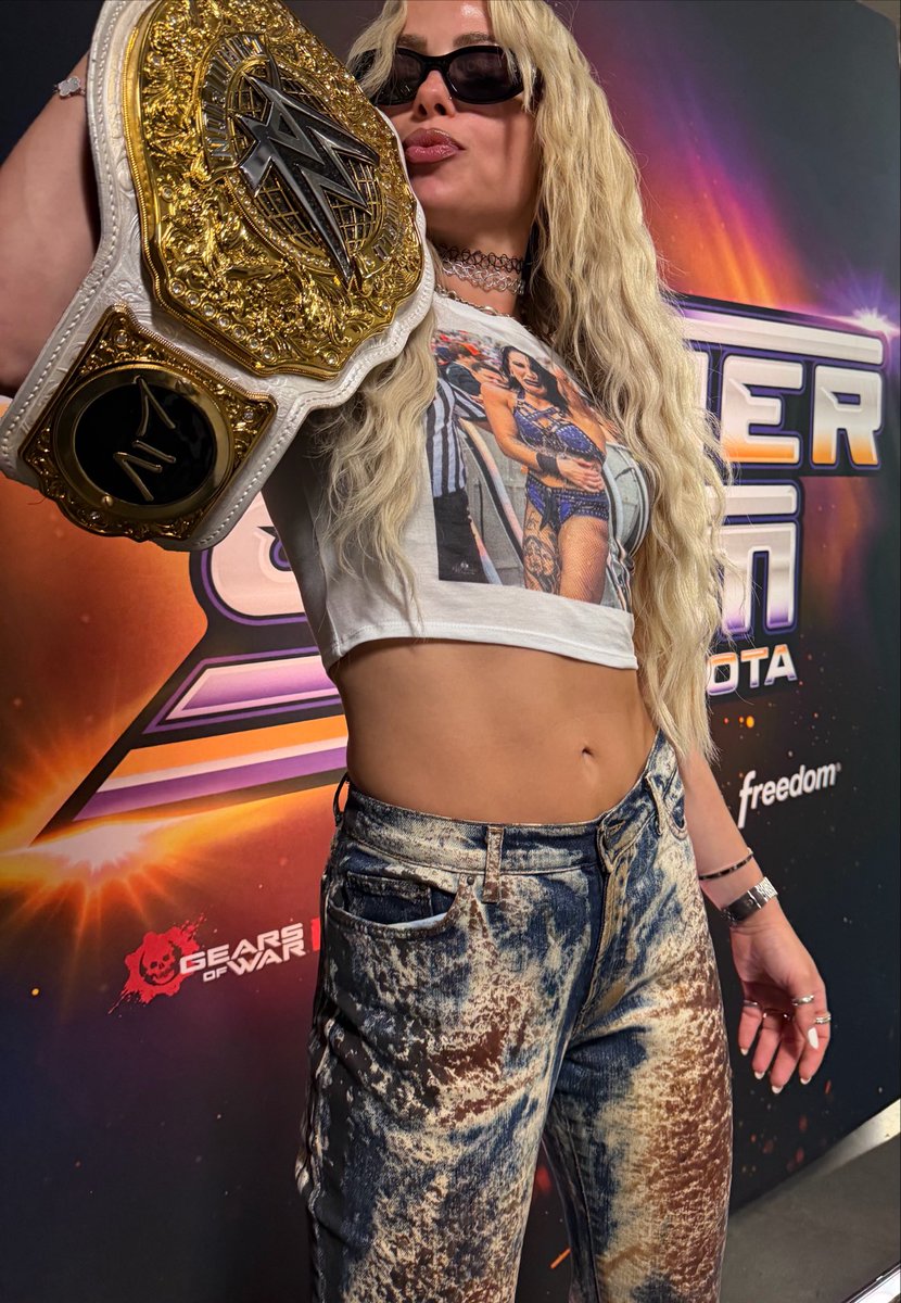 YaOnlyLivvOnce's tweet photo. Happy SummerSlam 😘🖕 https://t.co/wTjuqm2r1r