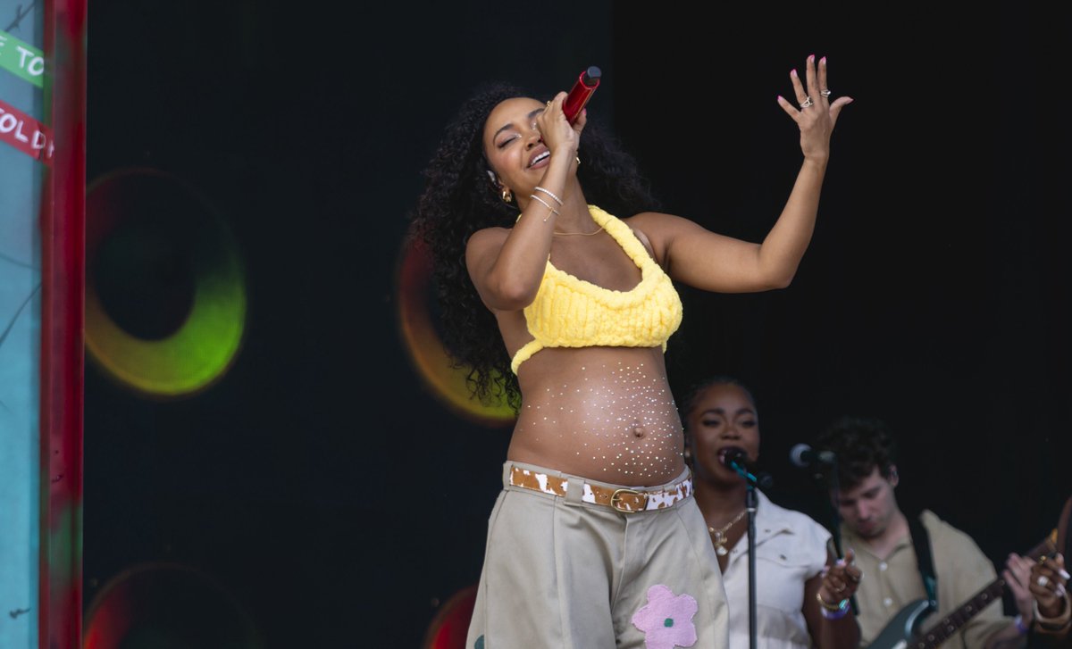 LABRMidias's tweet photo. 📸 01.08 | Leigh-Anne se apresentando no Brighton &amp; Hove Pride 💛 https://t.co/Rqg1mRkUEj