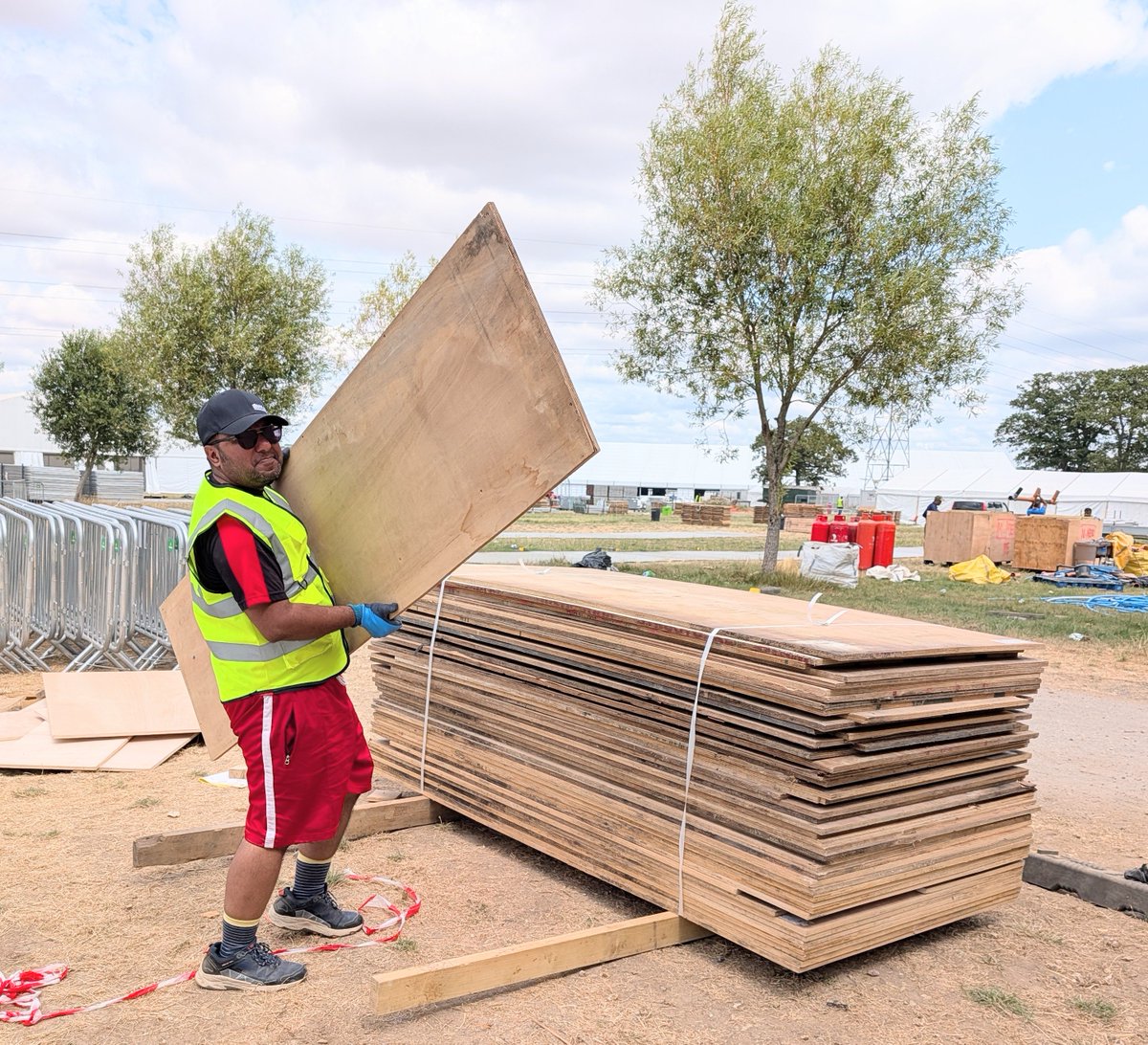 touseefahmad's tweet photo. By the grace of Allah the Almighty, I had the privilege of serving as a volunteer during the wind-up following the successful conclusion of Jalsa Salana UK 2026.

#JalsaUK #JalsaConnect #JalsaSalanaUK

Hazrat Khalifatul Masih V (May Allah be his Helper) graciously acknowledged and praised the efforts of the Canadian Muslim Youth @AMYACanada

For their service in assisting with the wind-up during his Friday Sermon delivered on July 31, 2026.