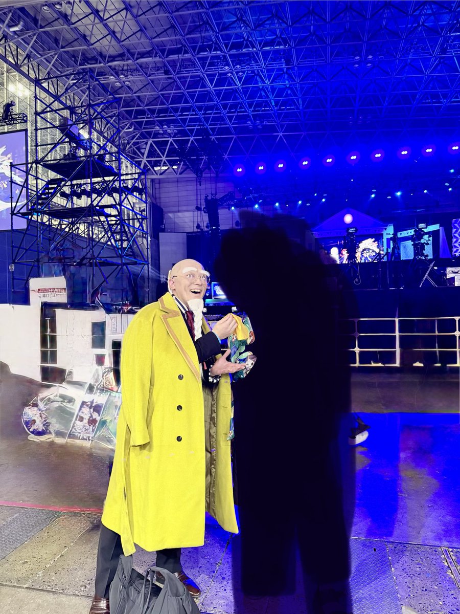 kawaguchisan's tweet photo. FGOフェス2日目始まりますね〜
これは昨日張角のコスプレをした方がいたので「オッス！オラ、カワグチタケシ！」と言って写真を撮ってもらった時の画像です。
嬉しかったなぁ。
これからも張角おじいちゃんをよろしくお願いします！

#FGO #FGOフェス https://t.co/hxo3aLvqaS
