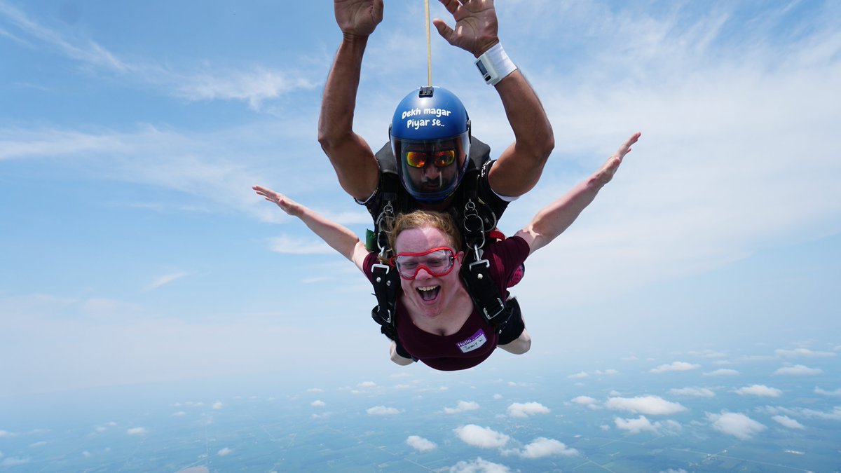 shuntedmdphd's tweet photo. Skydiving with a shunt? • People have asked what it was like skydiving with a shunt and intracranial pressure issues. First, I did check with my doctor before going. Always check with your healthcare team for your individual circumstances. This is my personal experience.🧵 1/6 https://t.co/n5dfF3sruT