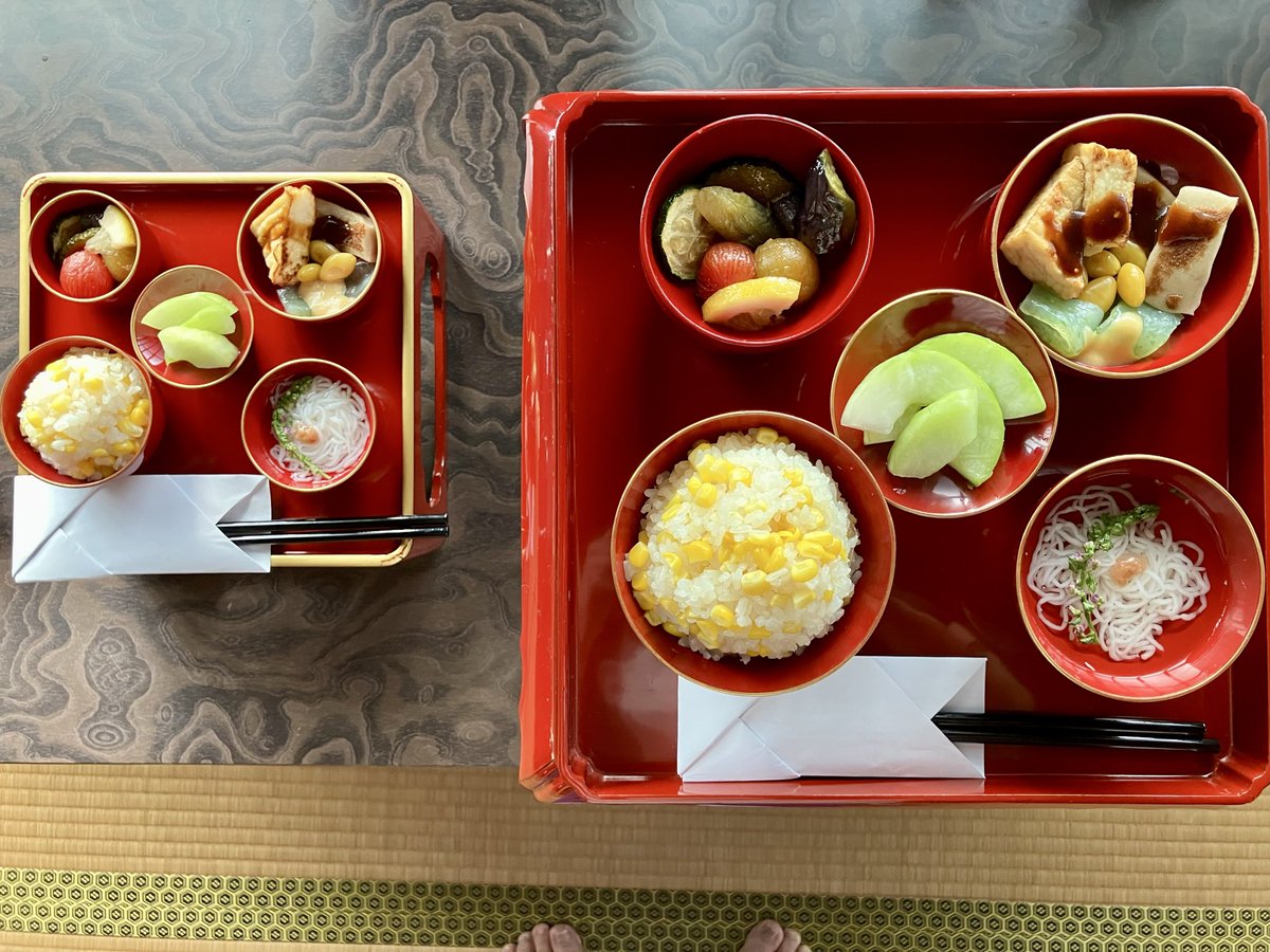 2ni3Masom's tweet photo. おはようございます。
盂蘭盆施餓鬼法要の佛膳献立
朝の目食にどぞ꒰ꕤ•ᴗ• ꒱꜆🍵
🌾飯椀、とうもろこしご飯
🍚汁椀、豆腐素麺梅肉のせて
🌾壺椀、夏野菜揚げ浸し
🍚平椀、夏の冷やし田楽色々
🌾高杯、瓜の浅漬け

すこしでも早い震災復興を祈って🙏

#盂蘭盆施餓鬼法要
#震災復興祈願
#夏の佛膳 https://t.co/0hICvkiKkH