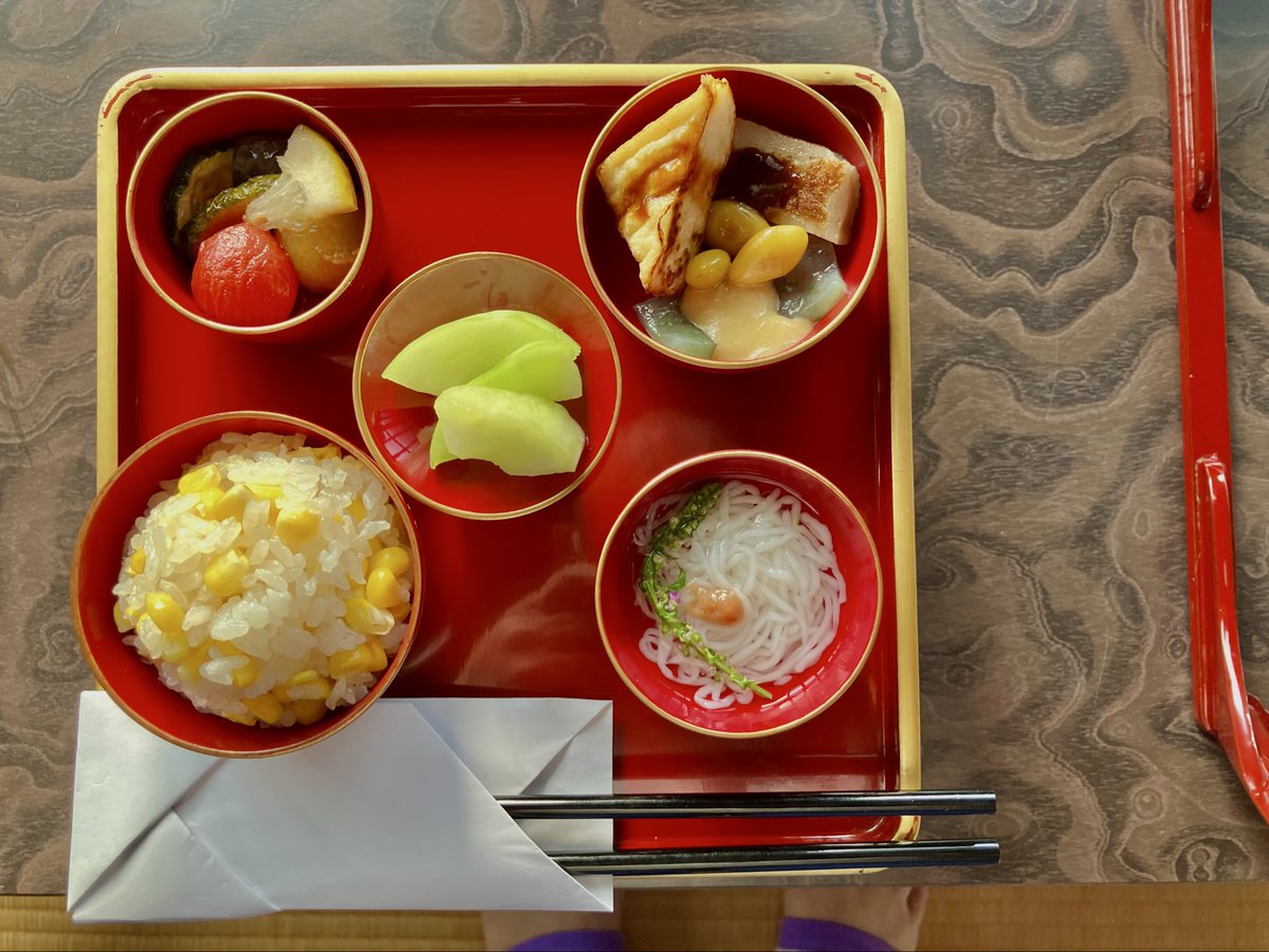 2ni3Masom's tweet photo. おはようございます。
盂蘭盆施餓鬼法要の佛膳献立
朝の目食にどぞ꒰ꕤ•ᴗ• ꒱꜆🍵
🌾飯椀、とうもろこしご飯
🍚汁椀、豆腐素麺梅肉のせて
🌾壺椀、夏野菜揚げ浸し
🍚平椀、夏の冷やし田楽色々
🌾高杯、瓜の浅漬け

すこしでも早い震災復興を祈って🙏

#盂蘭盆施餓鬼法要
#震災復興祈願
#夏の佛膳 https://t.co/0hICvkiKkH