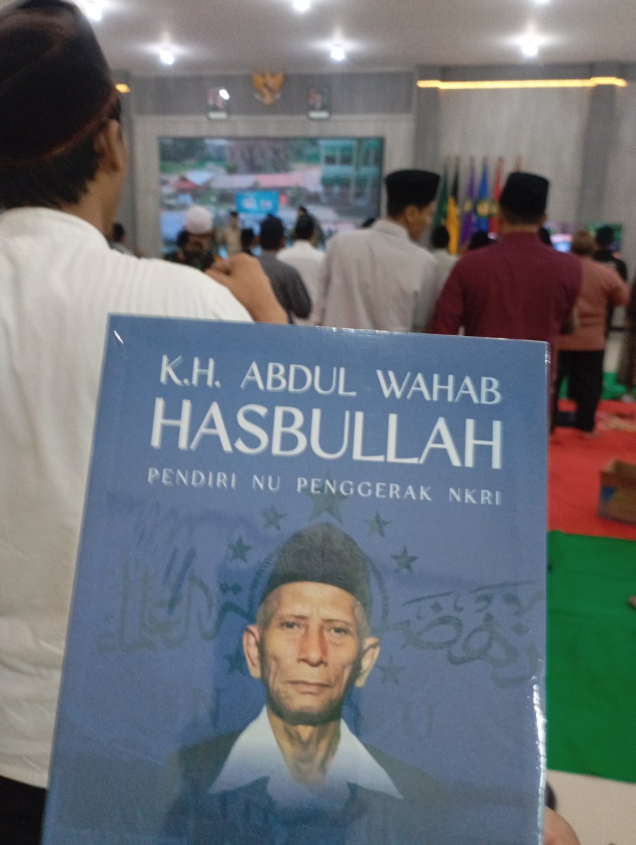 Abahe_ALIS's tweet photo. buku ini menjelaskan Bagi Mbah Wahab, nasionalisme bukanlah jargon sekuler, melainkan buah organik dari kedalaman iman. Beliau telah membuktikan bahwa seorang santri bisa menjadi diplomat, pejuang laskar, sekaligus arsitek kebijakan negara tanpa kehilangan jati diri pesantrennya. https://t.co/GbE5NL8FlE