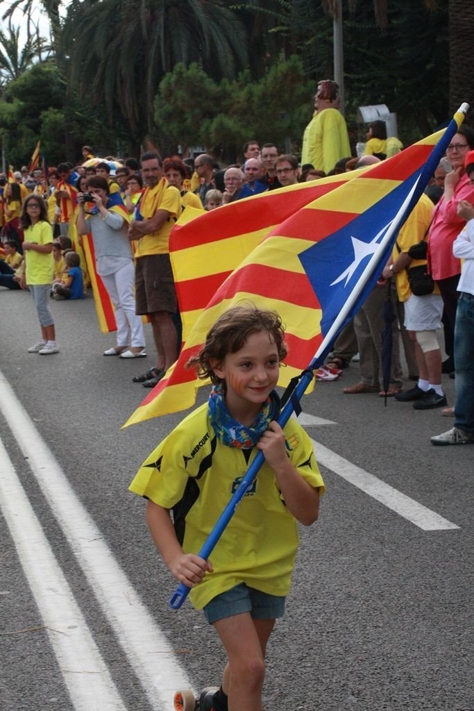 anem_pams's tweet photo. On hi hagi un sol nen que onegi la estelada, ja s'hi poden posar 1000 Lamine's amb la de la sindria...
AQUEST ES EL MEU HEROI, no l'altre. 
Visca Catalunya, visca el nostre jovent !! 
💛❤️💛❤️💛❤️💛❤️💛❤️💛
INDEPENDENCIA https://t.co/D0v6GnO1bo