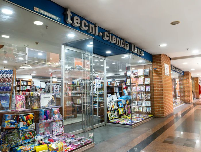 TonyFrangieM's tweet photo. Hoy fui a Tecni-Ciencias y me llevé una grata sorpresa: están importando muchos libros de nuevo. Vi bestsellers recientes como Gente normal y El problema de los tres cuerpos, pero también clásicos como Ficciones de Borges y un repertorio de ciencia ficción que incluye la saga Dune, Asimov, Arthur C. Clarke y Liu Cixin.

Sin embargo, creo que falta una forma de destacar ese catálogo. Me acordé de la "pirámide" de la cadena estadounidense de librerías Barnes & Noble: una exhibición en las tiendas donde los libreros construyen una montaña de libros con un título en la cima para atraer al lector y otros alrededor para fomentar el descubrimiento. Cada tienda arma las suyas según los gustos de su comunidad, en lugar de limitarse a apilar los libros que las editoriales pagan por exhibir.

Se cree que ese cambio fue una de las claves del resurgimiento de Barnes & Noble, fundamentado en romper el 'playbook' corporativo: aumentó el descubrimiento de libros, redujo drásticamente las devoluciones a editoriales del 25% al 8% y ayudó a que la cadena volviera a crecer como si cada sucursal fuera una librería independiente. Aunque en 2019 se veía como una cadena condenada, entre 2024 y 2025 abrió más de 120 nuevas sucursales y hay más de 60 planificadas para este año.