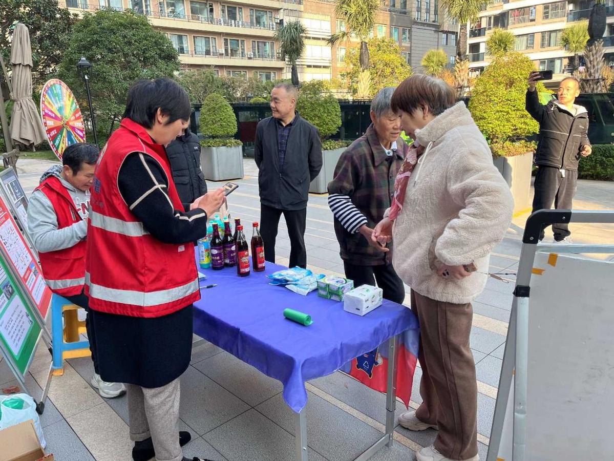 hangom03's tweet photo. 本周六社区广场办免费修鞋+缝补活动！带坏了的衣物鞋靴来，师傅手艺超棒，现场还有试喝养生茶，邻里凑凑热闹变废为宝呀～ https://t.co/bu5e9Ho0EF