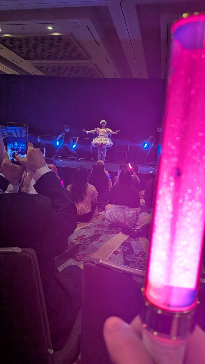 ErikTheOrphan's tweet photo. @feebeechanchibi You did so good Phoebe! Proud to be part of the feebeehive! (Idol Harmony penlight btw 🐝🌸). https://t.co/aZz2Lwrzre