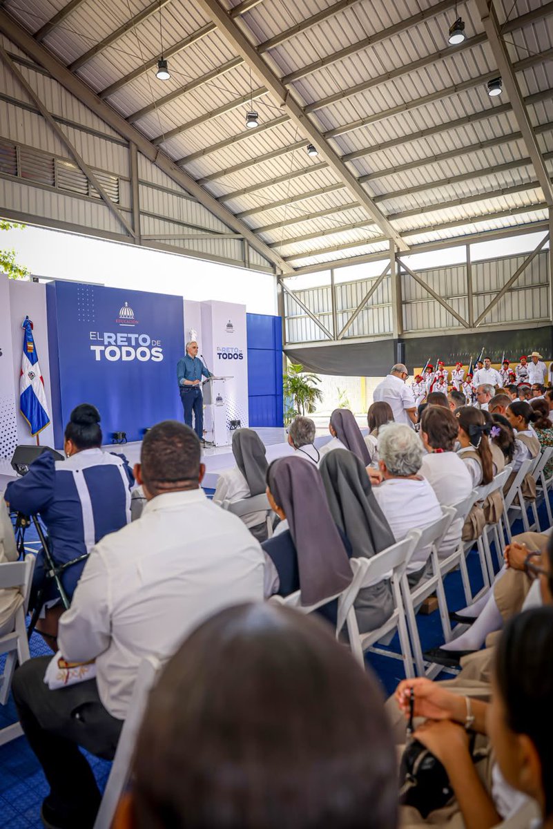 EducacionRDo's tweet photo. Durante el discurso central, el ministro Luis Miguel De Camps (@LMDECAMPS) expresó que esta obra forma parte del compromiso del Gobierno del presidente @luisabinader de transformar la escuela en un lugar más seguro, más digno y con mejores oportunidades para aprender y convivir. 

Además, De Camps explicó que este politécnico cuenta, desde hoy, con un espacio adecuado para la práctica deportiva, las actividades culturales y las experiencias que fortalecen una educación integral.
