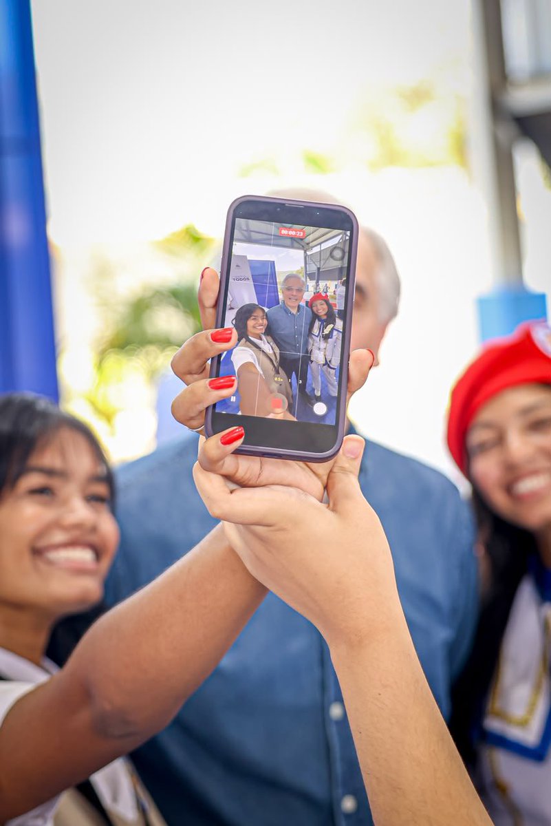 EducacionRDo's tweet photo. Durante el discurso central, el ministro Luis Miguel De Camps (@LMDECAMPS) expresó que esta obra forma parte del compromiso del Gobierno del presidente @luisabinader de transformar la escuela en un lugar más seguro, más digno y con mejores oportunidades para aprender y convivir. 

Además, De Camps explicó que este politécnico cuenta, desde hoy, con un espacio adecuado para la práctica deportiva, las actividades culturales y las experiencias que fortalecen una educación integral.